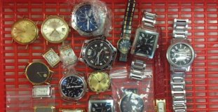 Bó 21 chiếc đồng hồ trong ống quần để vận chuyển qua đường hàng không