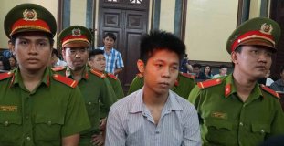 Nghi phạm sát hại 5 người trong gia đình bình thản bước tới tòa