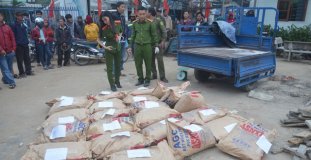 Hối lộ không thành, hai đối tượng vận chuyển 6 tạ xyanua bị tạm giữ