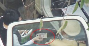 Người dân đưa tiền cho CSGT có phạm tội đưa hối lộ?