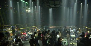Gần 300 khách nhốn nháo khi cảnh sát kiểm tra quán bar